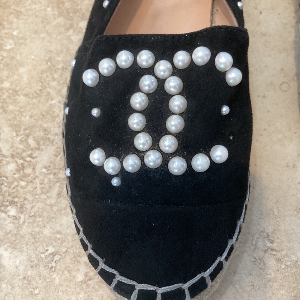 Preowned. EU 39. Black suede w/pearl C’s Authentic. - Picture 9 of 15
